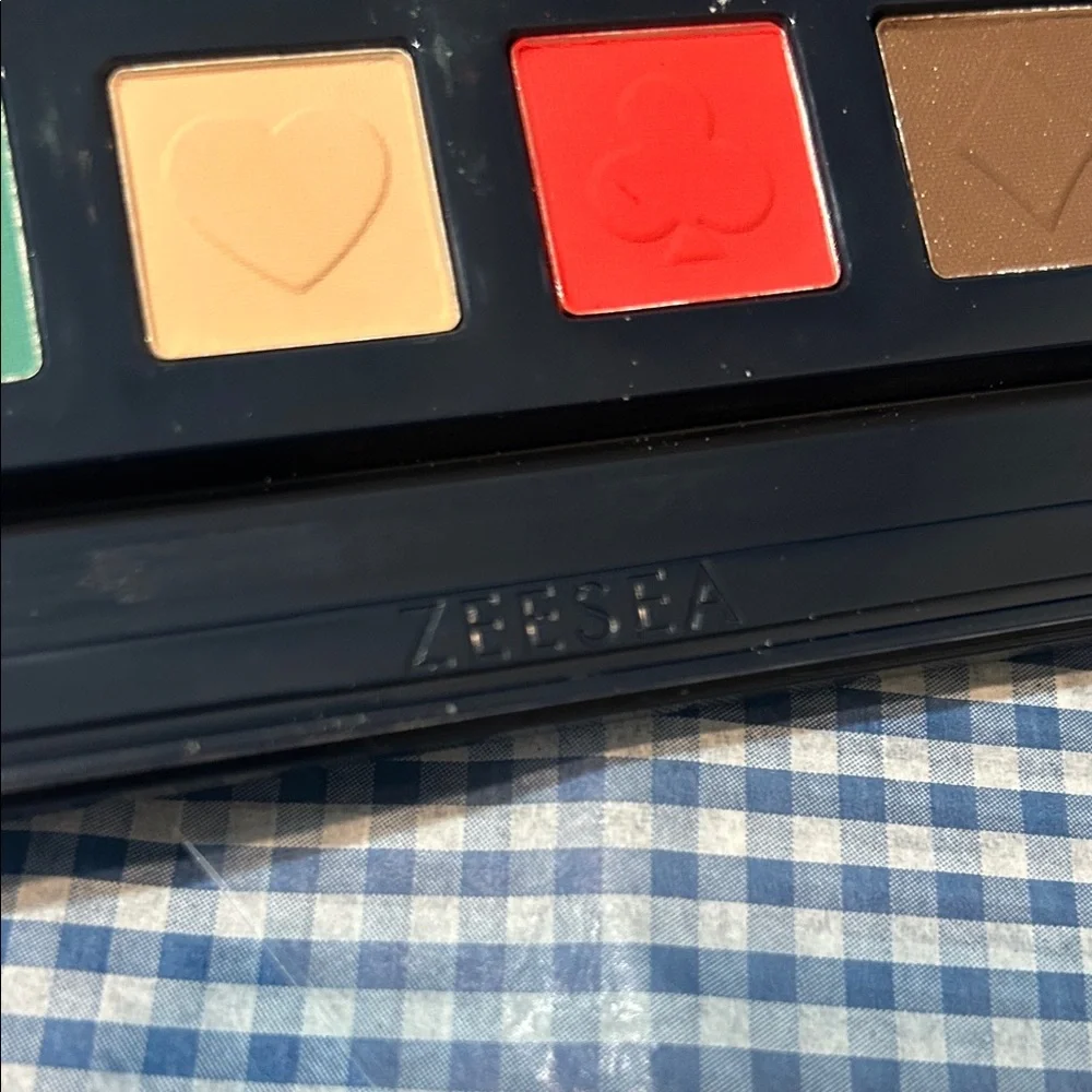 Eyeshadow Palette VERY RARE HTF ALICE IN WONDERLAND OVERSEAS